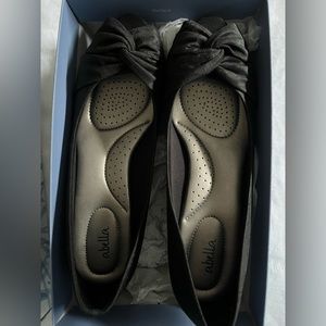 Abella kitten heel- fabric peep toe pumps-size 10 black